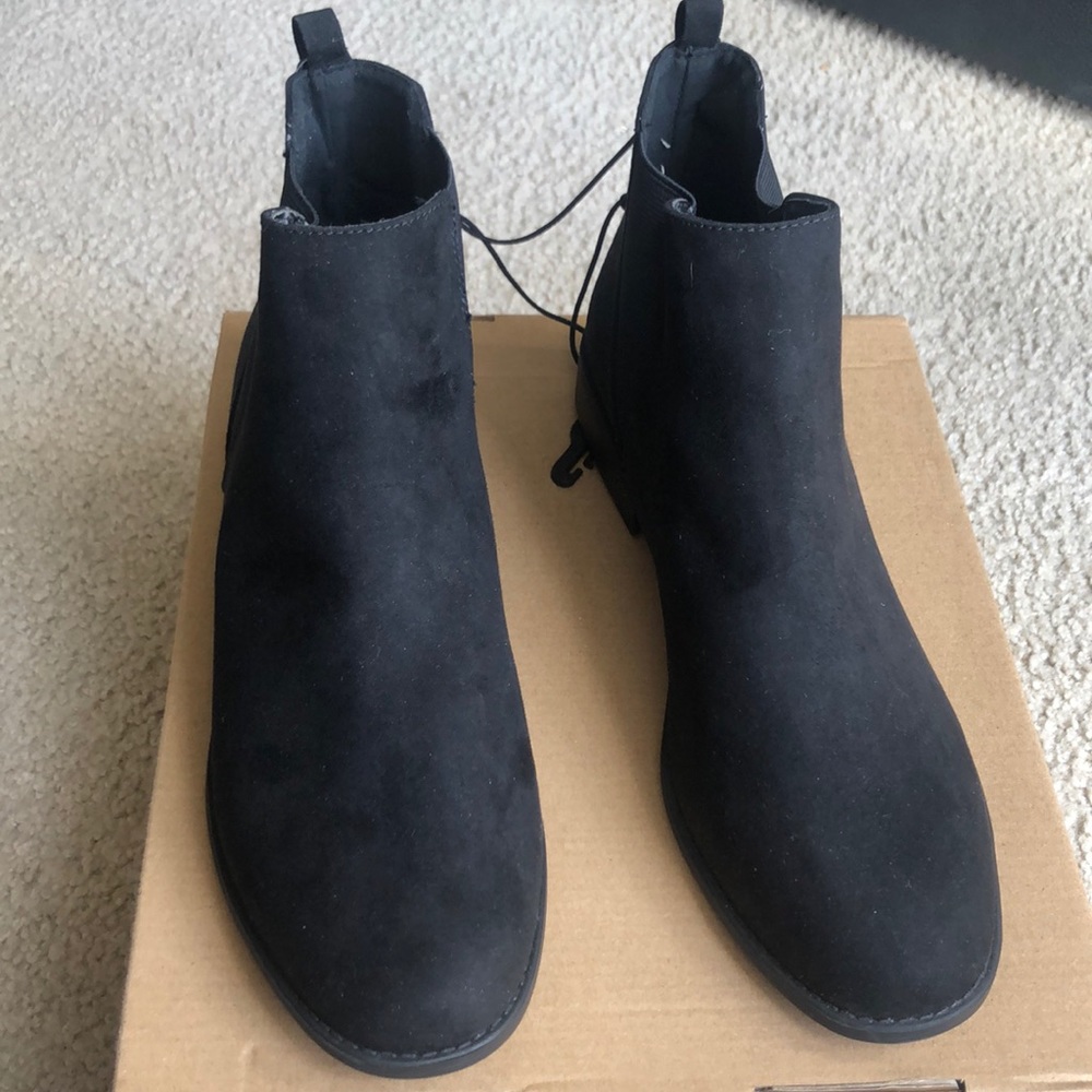 Black ankle boot US W 12. Has never been worn.